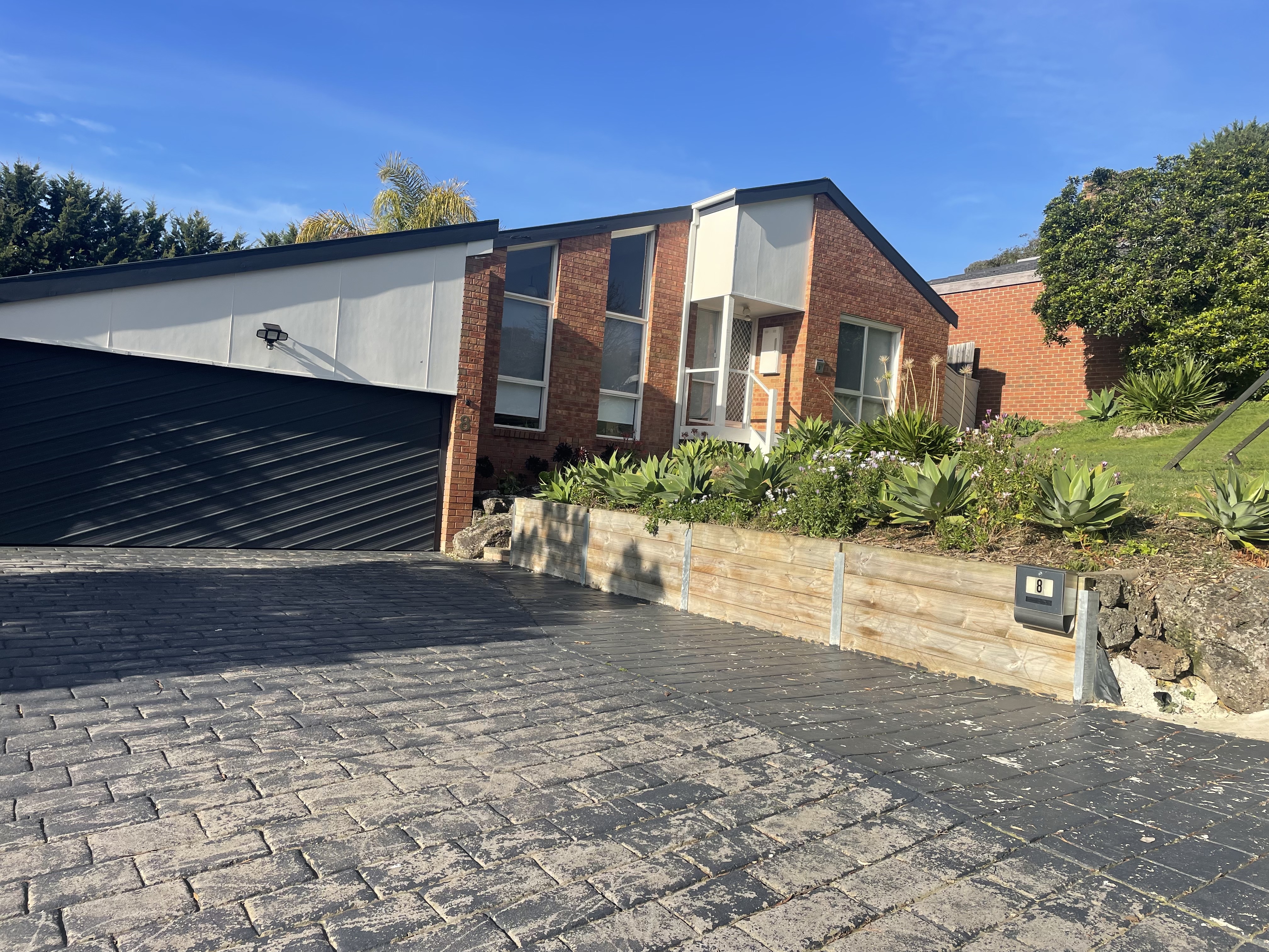 8 Lyons Rise, Eltham VIC 3095, Australia