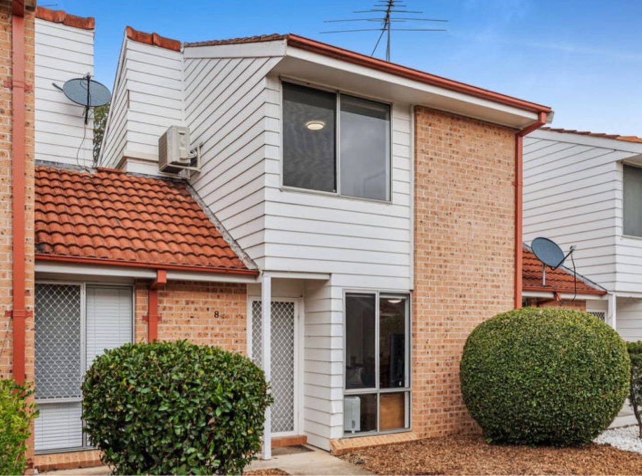8/11 Mundarda Pl, St Helens Park NSW 2560, Australia